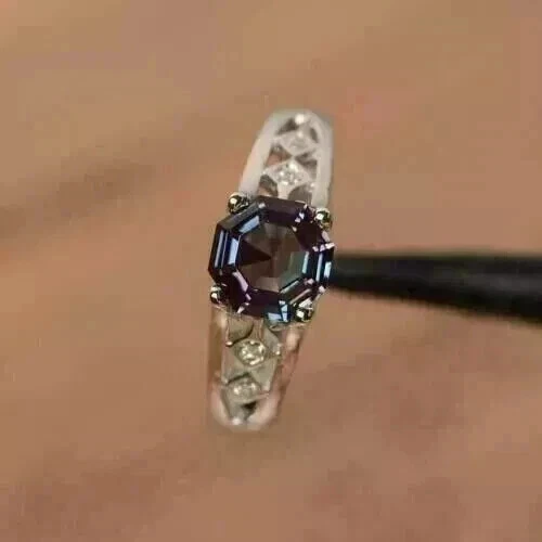 Anillo de boda solitario simulado de alejandrita de 3,00 quilates para mujer pateado en oro blanco Foto 2 de 3