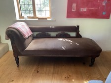 Vintage upholstered Chaise Longue / daybed - carved wooden frame & turned legs. 
