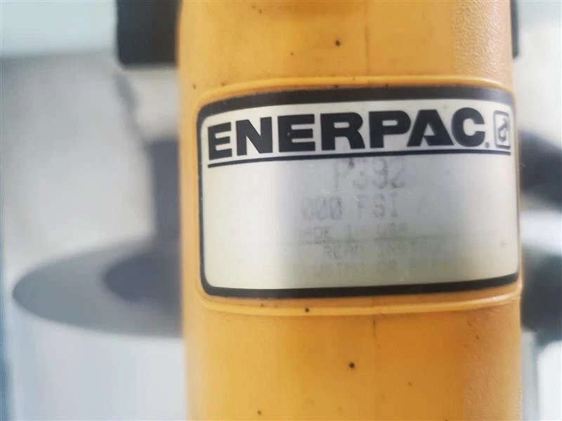 Enerpac P392 Two-Speed Hydraulic Hand Pump 700 Bar/ 10,000 PSI with HIP valve . - Image 2 of 3