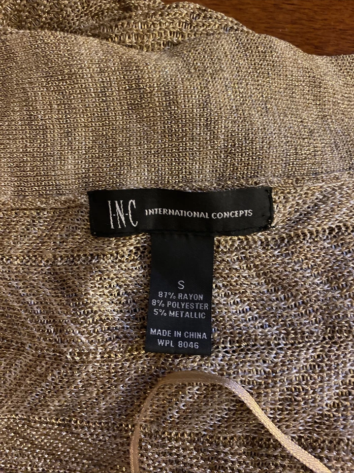 Cárdigan Inc. International Concepts pequeño metálico dorado sin mangas frente abierto Foto 3 de 3