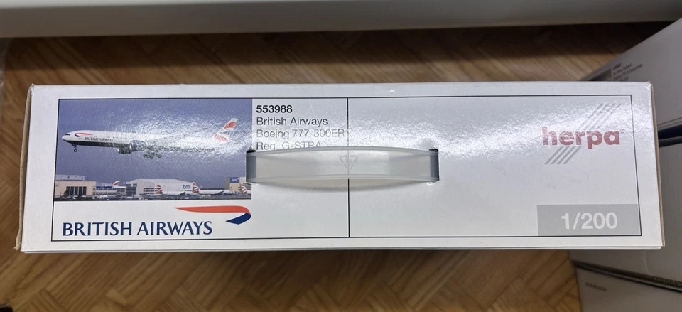 HERPA 1/200 BRITISH AIRWAYS Boeing 777-300ER art Herpa 553988  w/Stand  NEW - Immagine 3 di 4