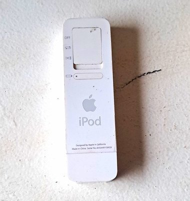 Apple iPod shuffle 1st Gen A1112 White Digital Music Player USB Headphone Jack