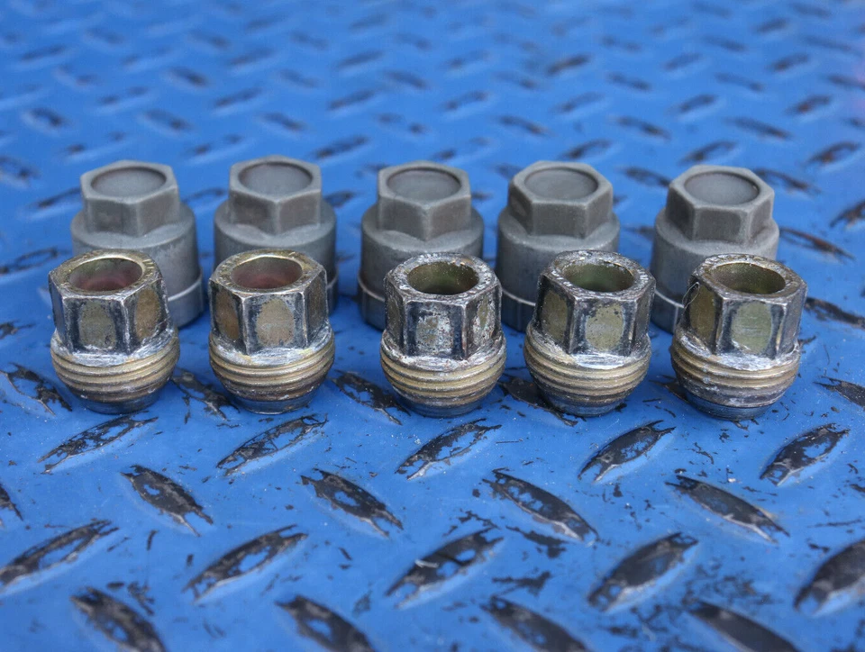 1991 - 1996 年雪佛兰 Corvette C4 凸耳螺母带盖原始设备制造商 — 第 3/4 张图片