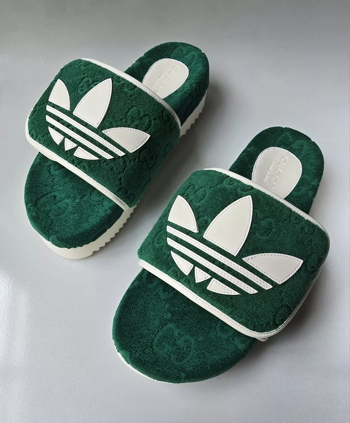 Chaussures sandales GUCCI x Adidas Supreme GG logo vert blanc slides 8,5 États Unis ~ 8 Royaume Uni