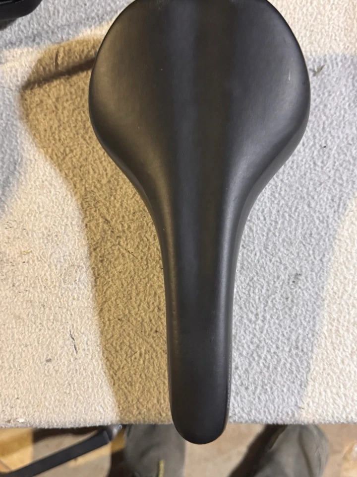 Sillín de asiento Diamondback OEM negro/ted Cr-Mo elegante plano Foto 2 de 4