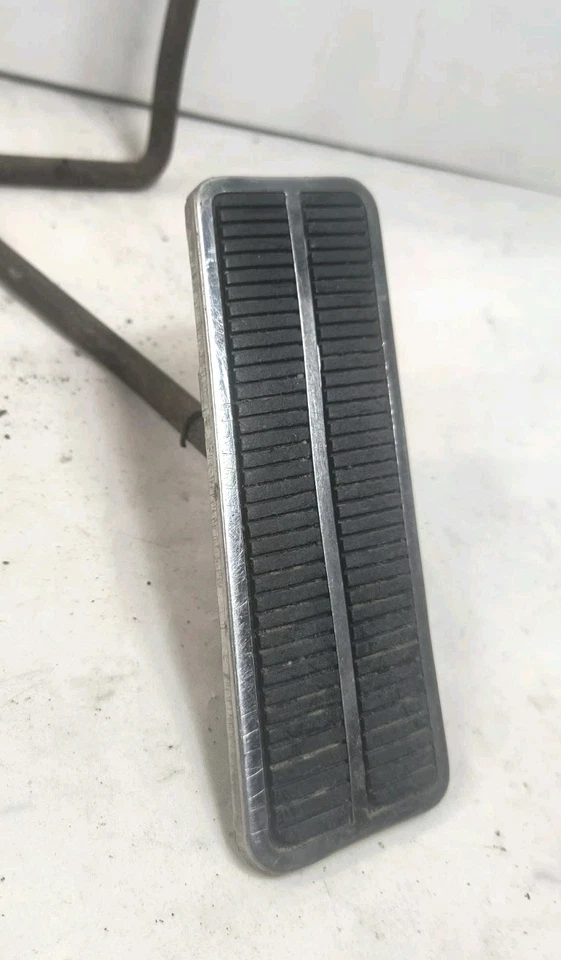 Pedal de acelerador 70-81 FIREBIRD TRANS AM TA con brazo y moldura cromada GM 3920296 Foto 2 de 4