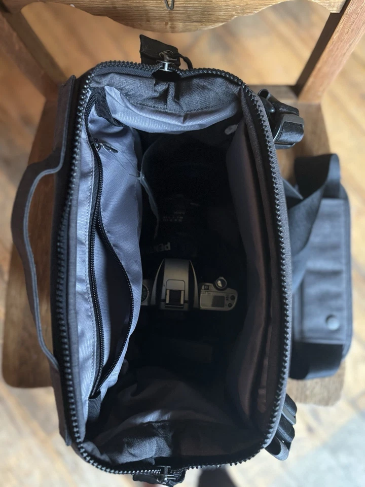 Bolso para cámara Case Logic correa para el hombro con cremallera y bolsillos Foto 4 de 4