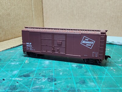 Accurail HO Scale - 40' DD Boxcar Milwaukee Road 18020 - 3017 - CL