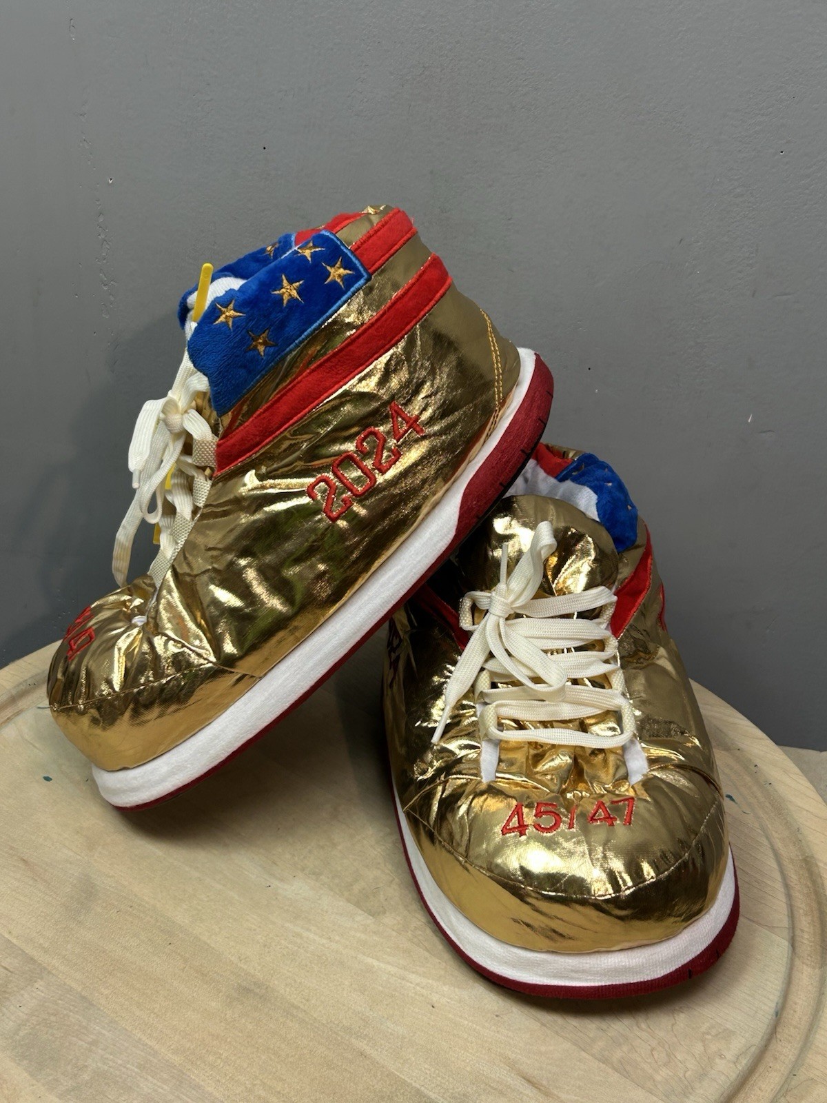 PANTOFOLA D’ORO Ciabatte sneaker Trump stile MAGA peluche adulto medie grandi 45 47 oro patriottico