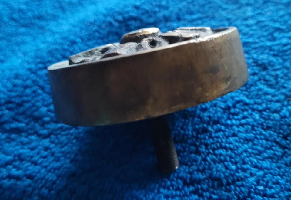 ANCIENNE GROSSE POIGNEE RONDE DE PORTE EN FONTE ET LAITON DANS SON JUS - Photo 3/4