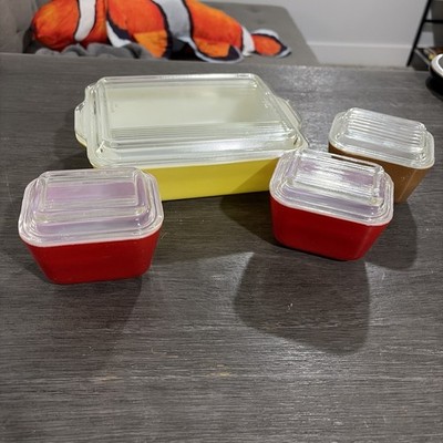 LOT 4 VINTAGE OLD PYREX REFRIGERATOR DISHES PRIMARY COLORS LIDS SET W/ LIDS NICE