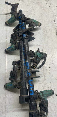 2001-2004 DODGE STRATUS 01-03 CONCORDE Fuel Rail With All Injectors Oem