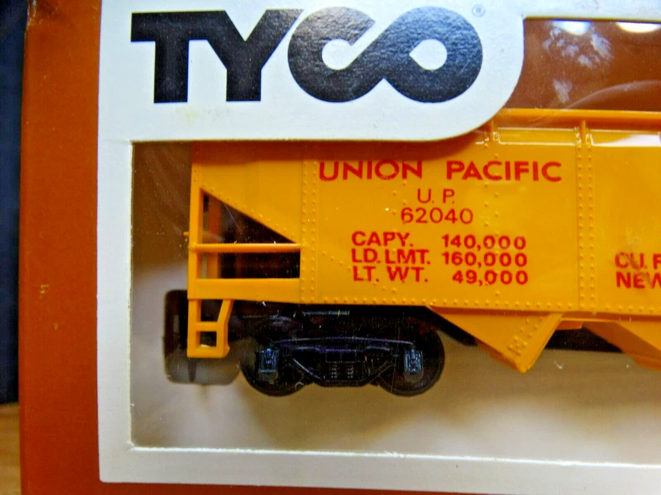 TYCO HO Scale 40' Union Pacific U.P. 62040 Hobby Model Railroad Quad Hopper - Image 2 of 4