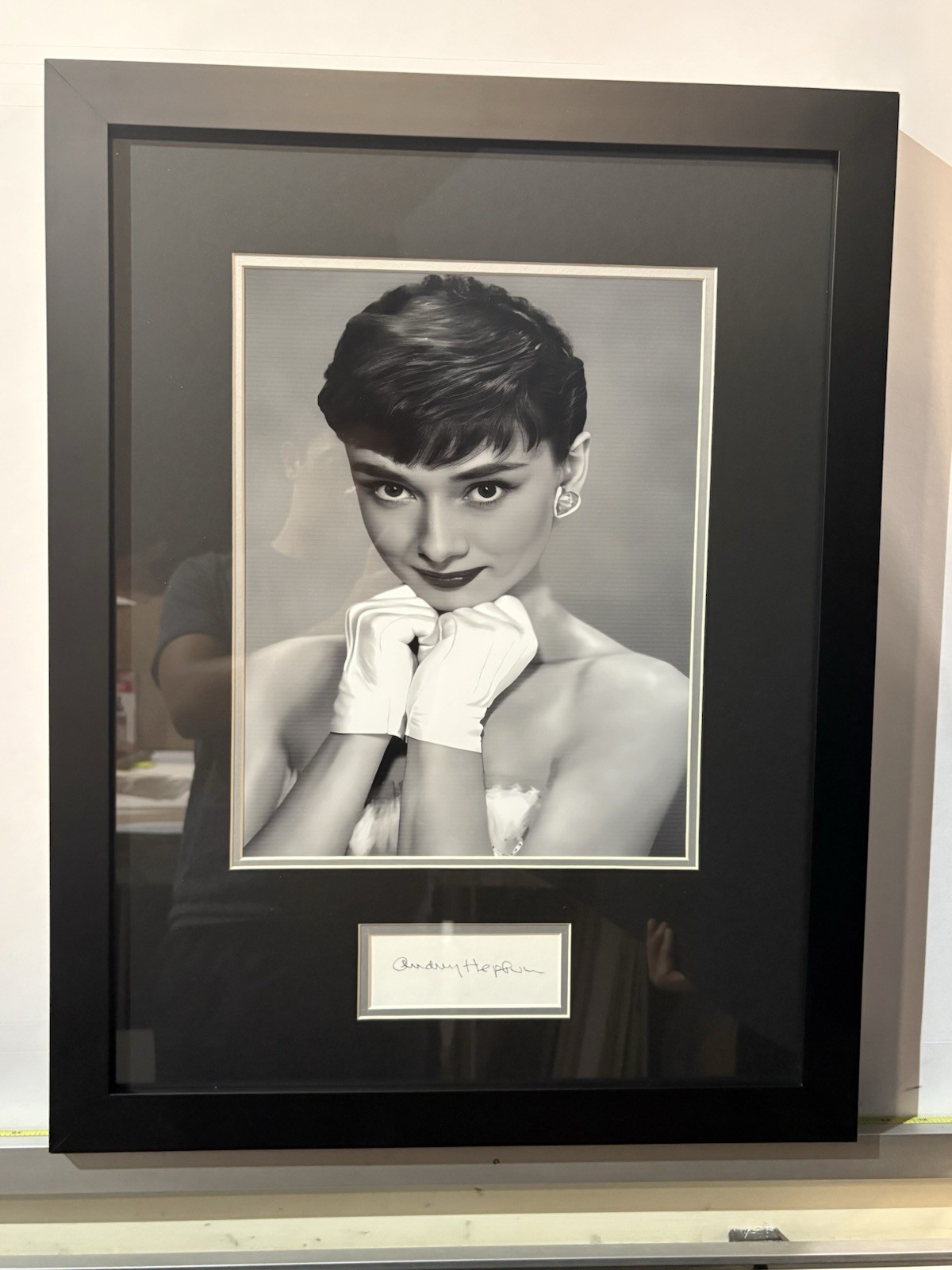 Audrey Hepburn Handsigniertes Originalfoto Tolochenaz Schweiz – Inkl. PSA/DNA Full Letter of Authenticity (LOA)