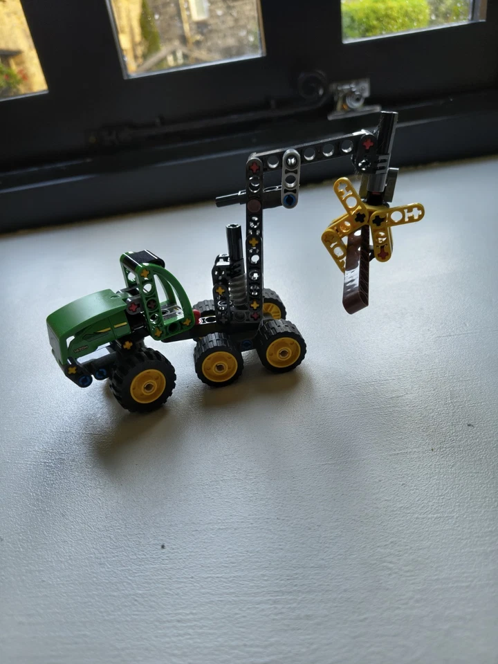 LEGO Technic 42218 John Deere 1470H Wheeled Harvester, photo 4 of 5