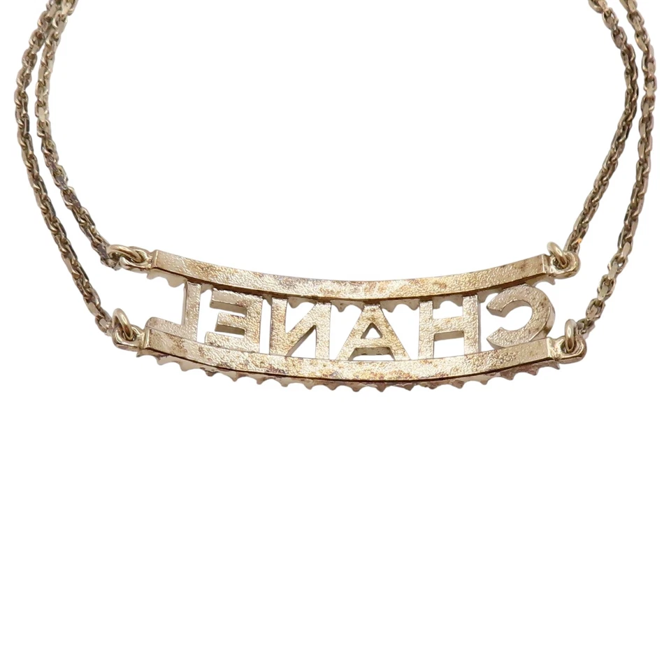 Gargantilla chapada en oro con logotipo de diamantes de imitación de Chanel Foto 4 de 4