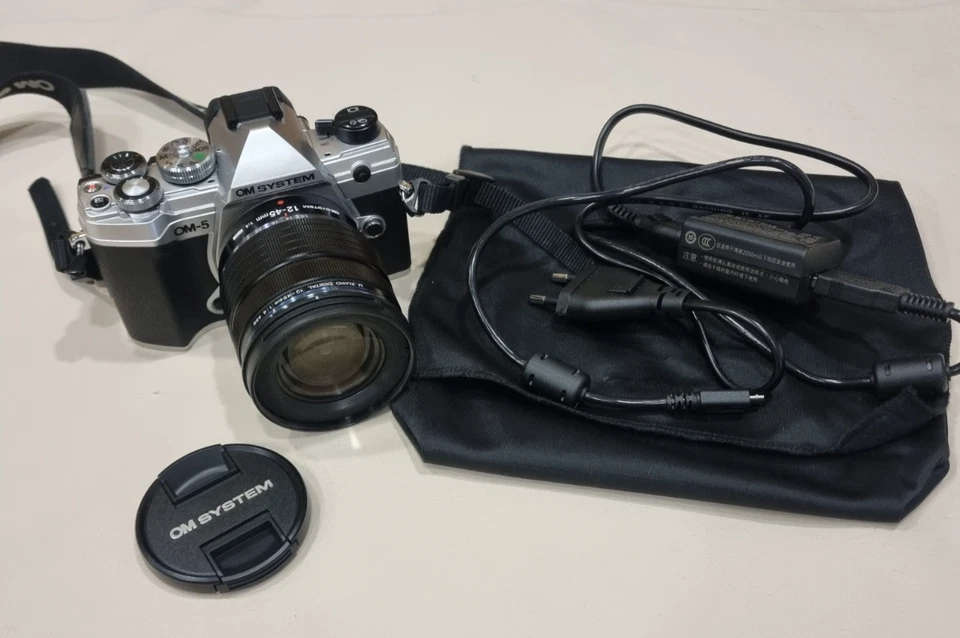 OM SYSTEM OM-5 Silber Systemkamera mit M.Zuiko Digital ED 12-45mm 4.0 PRO