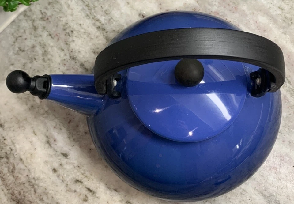 LE CREUSET BLUE AZURE WHISTLING TEA KETTLE CONTEMPORARY DESIGN 1.6 QUART/1.5 R28 - Image 3 of 4