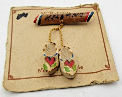 VTG C CLOSE DUTCH HEART SHOES CLOG CHARMS HOLLAND wood Brooch Pin gold tone pin