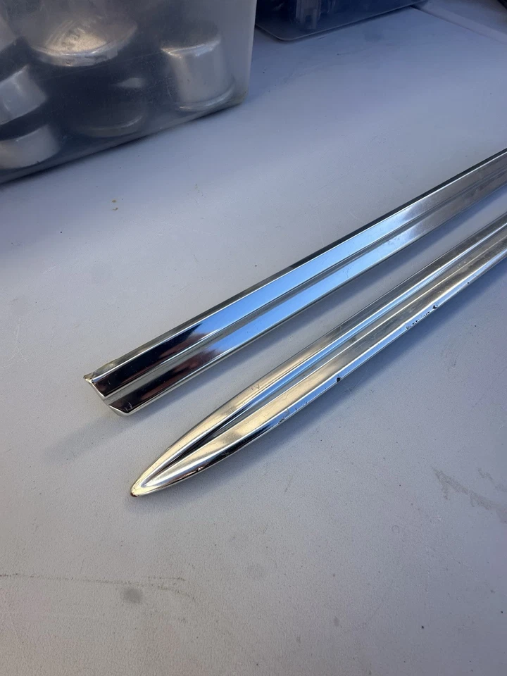 Chevy Impala 1963 guardabarros molduras originales (par) usado Foto 2 de 4