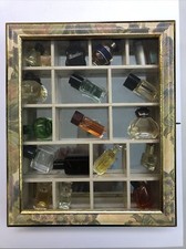 Parfum-MINIATUREN-SAMMLUNG, mit verspiegeltem Setzkasten * 19 Stück *