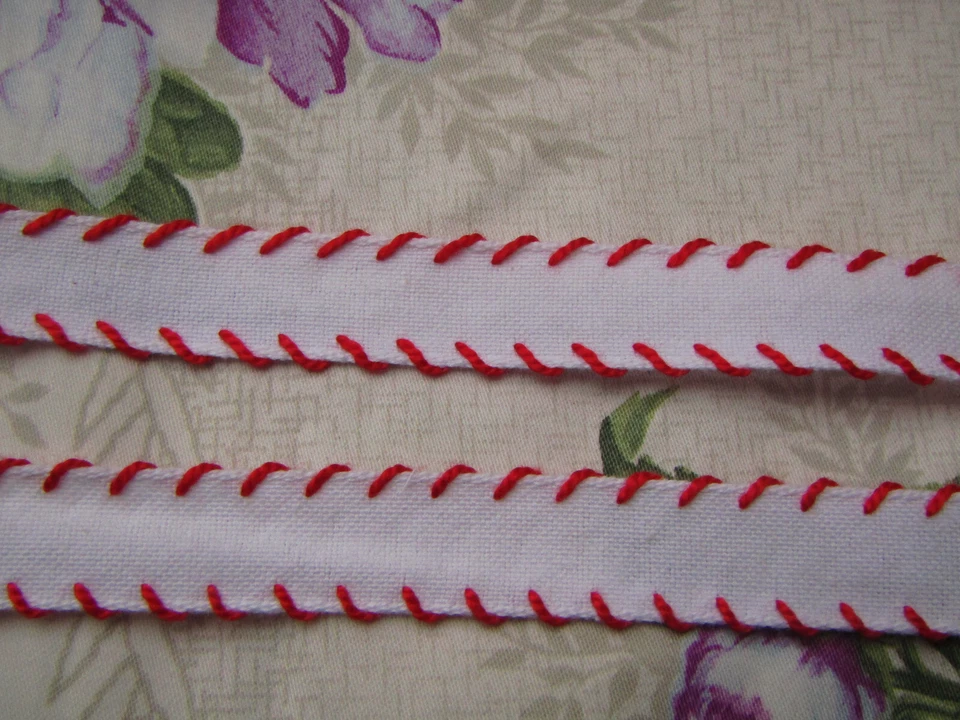 600 cm de  ruban ancien brodé fil rouge largueur1,7 cm  coton - Photo 2/4