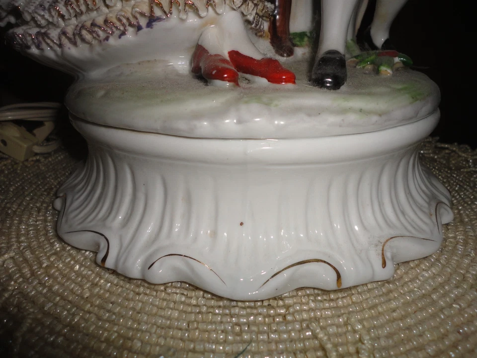 VINTAGE VICTORIAN PORCELAIN TABLE LAMP HAND PAINTED RARE MAN WOMAN HAVING TEA - Image 3 of 4