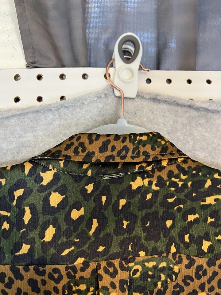 Blusa feminina Silvian Heach estampa camuflada leopardo média camisa botão para cima - Imagem 3 de 4
