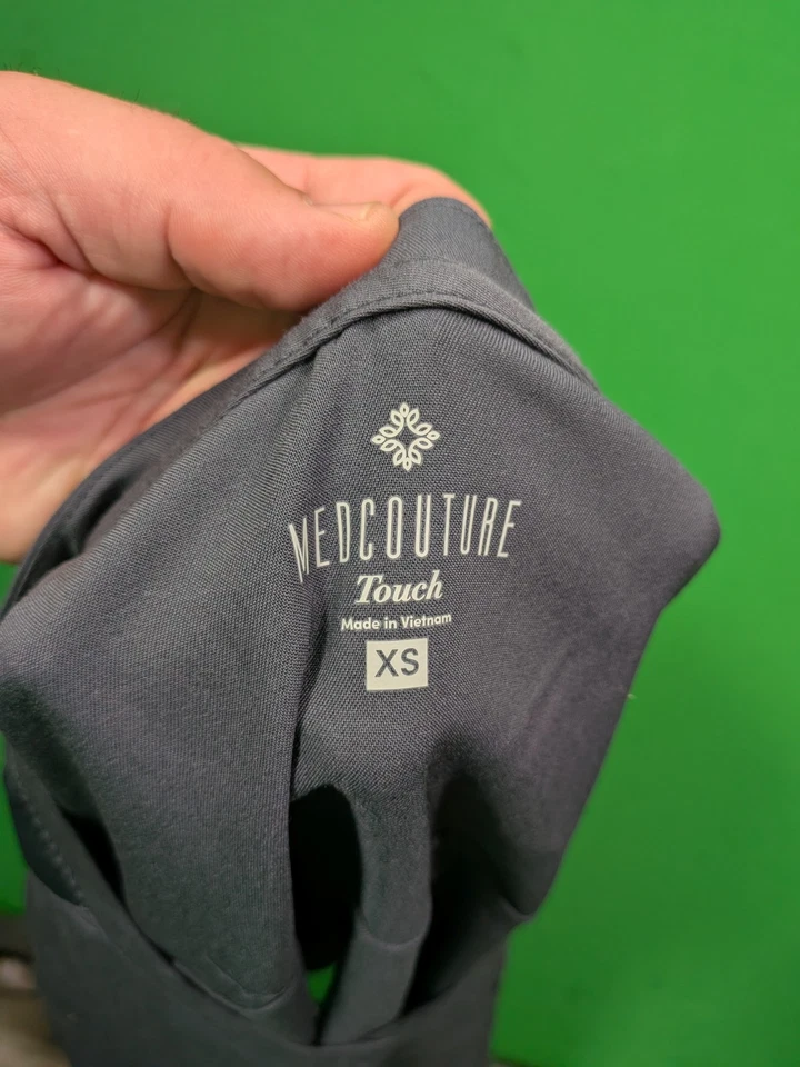 全新带标签 Medcouture 磨砂衬衫女式 XS 柔软触感性能灰色护士上衣 — 第 2/4 张图片