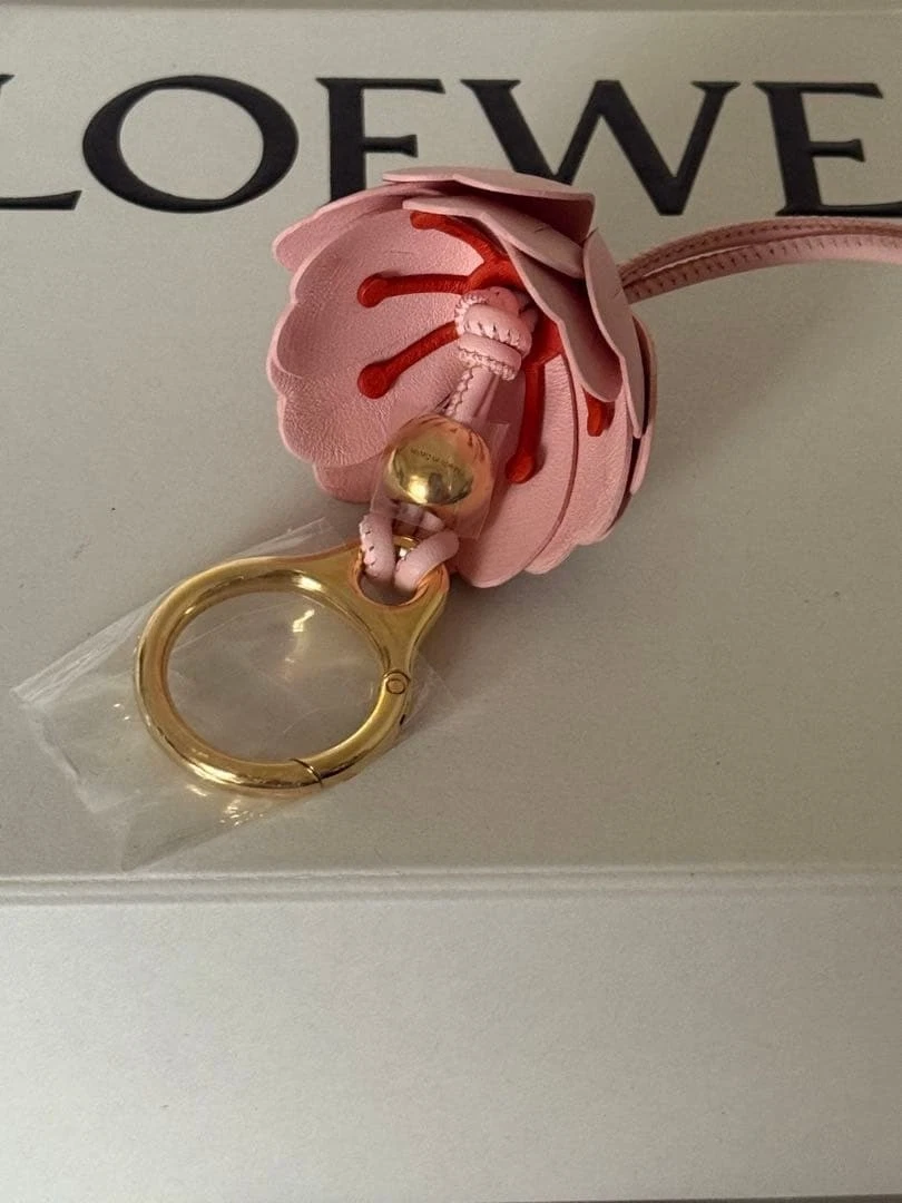 【お値下げ】ビルウォールレザーチェリーブロッサムチャーム NEW LOEWE Cherry Blossom Charm Limited edition Crafted World pink