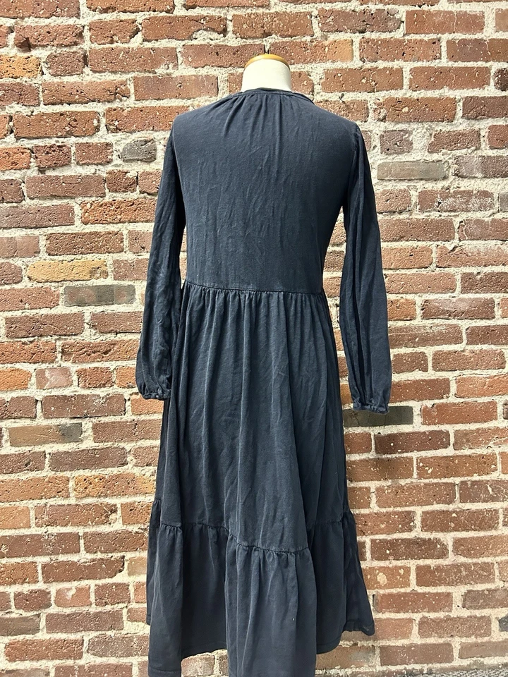 Anthropologie Saturday Sunday 连衣裙 XS 褪色黑色长袖分层 Midi — 第 3/4 张图片