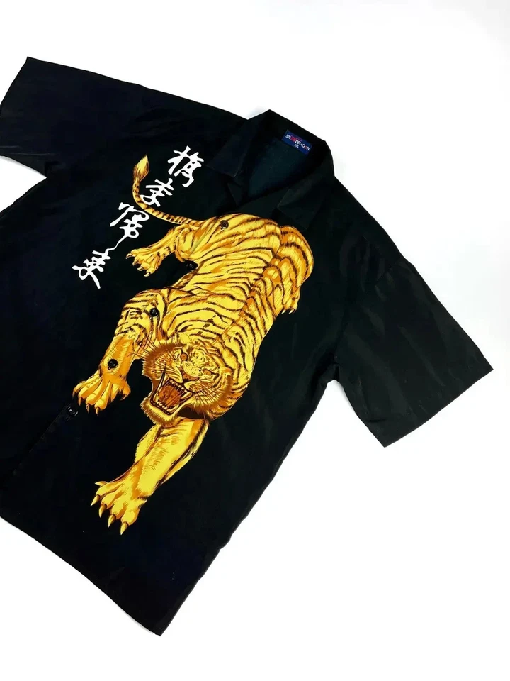 Camisa abotonada manga corta estampado tigre inspiración vintage Foto 2 de 4