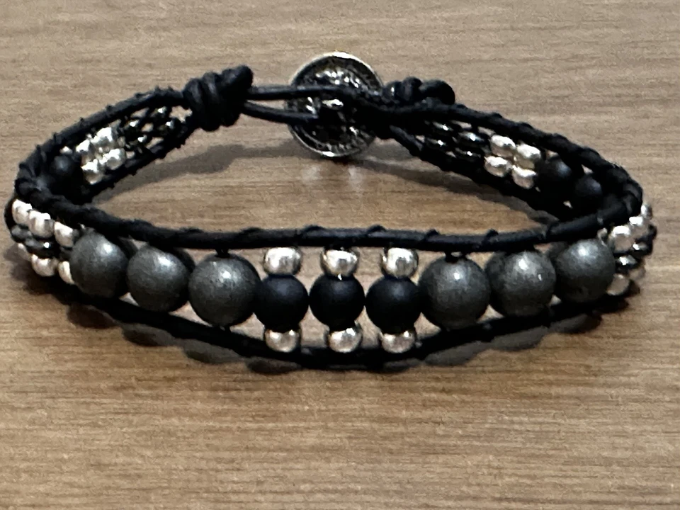 Pulsera de cuero negra y plateada de materiales mixtos para hombre botón de león ónix estaño Foto 3 de 4