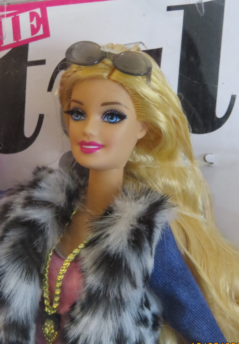 NRFB Poupée Barbie Style 2013 BLR56 Revue de mode Fashion Book 100