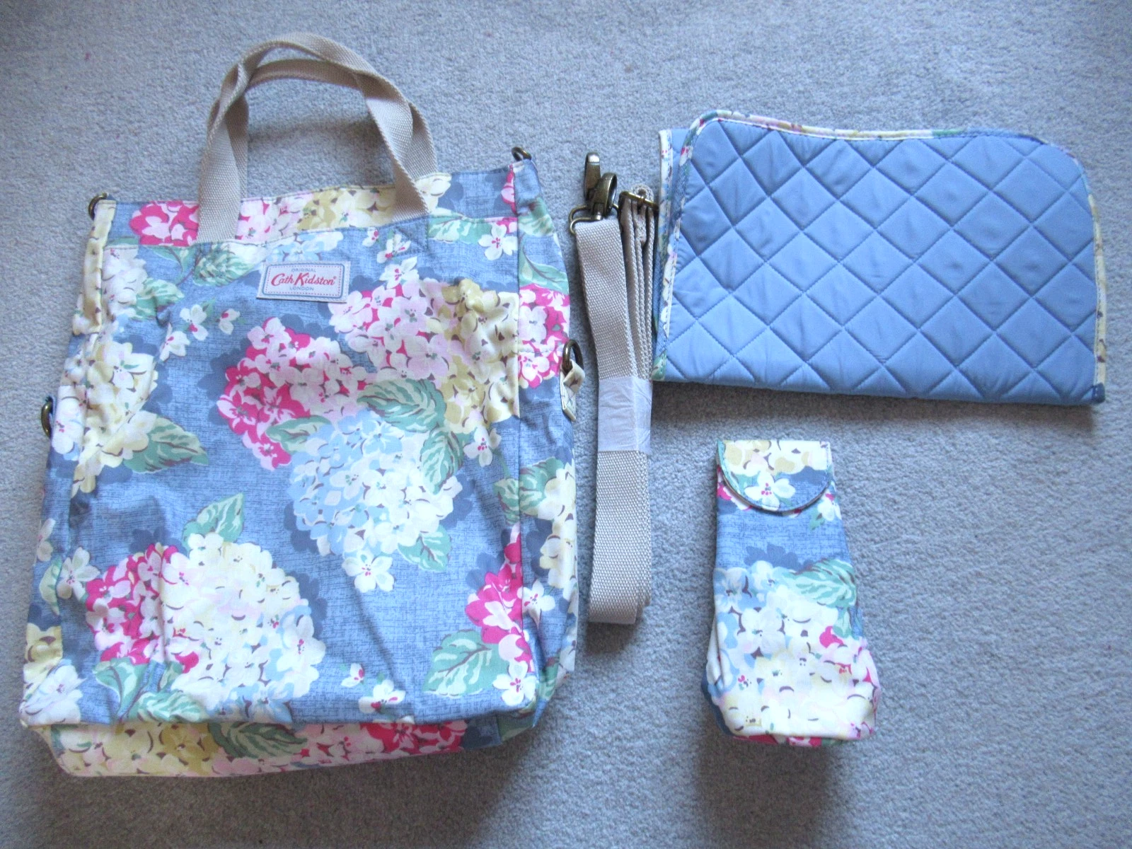 Cath Kidston Hydrangea Baby Changing Bag with Change Mat & Bottle Bag - NEW
Opens in a new window or