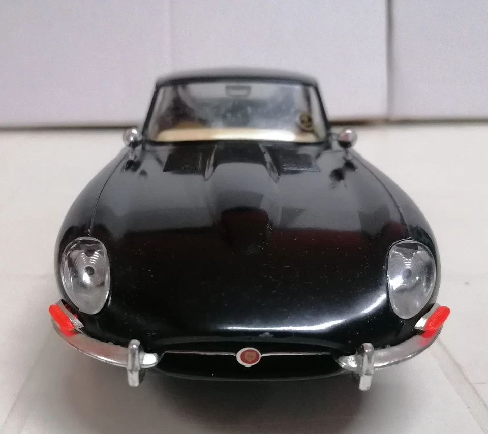 Modellino Jaguar E Type 1961 1/18 BURAGO ,Nero Diabolik - Immagine 3 di 4
