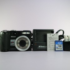 Nikon fotocamera digitale Coolpix P5000 10,0 MP nera testata set completo funzionante