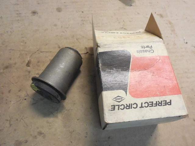 Buje de brazo de control inferior delantero Ford LTD 1981-2002 Lincoln Town Car 80-86 H39 Foto 4 de 4