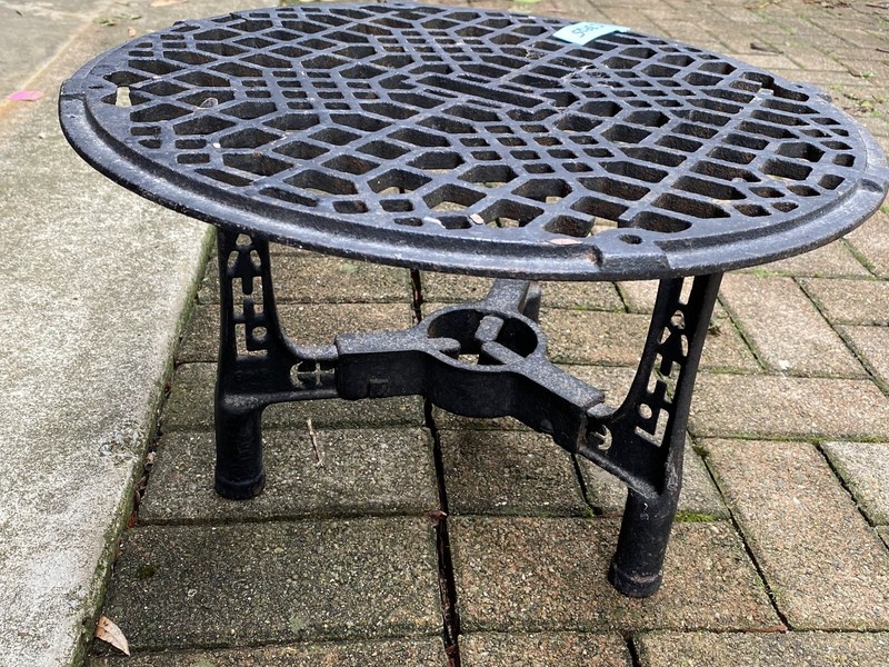 ANTIQUE HOME CAST IRON Table HEATING FLOOR REGISTER VENT GRATE LOCK Iron Base