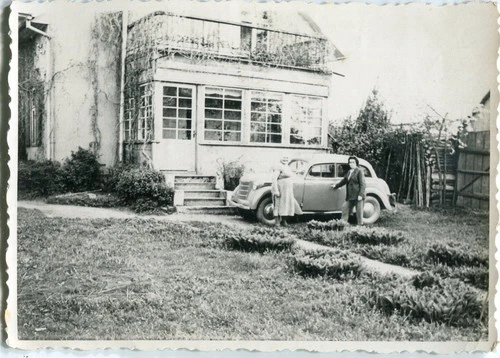 Genuine Photo car Opel in front of the house, 2 women 40/50s