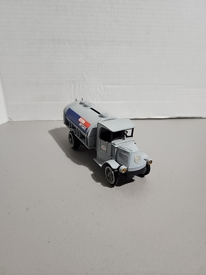 E1 ERTL VTG KERRMCGEE OIL COMPANY TANKER TRUCK BANK 1926 BULL DOG CT6