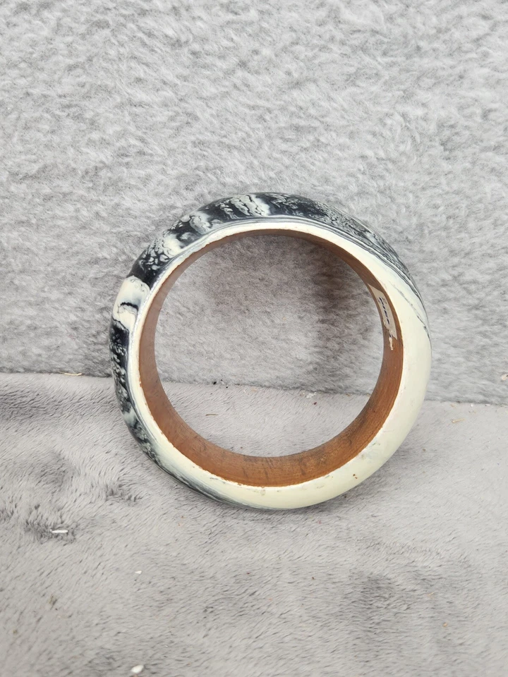Brazalete de madera con patrón pintado de mármol blanco y negro agujero de 2,5" Foto 2 de 4