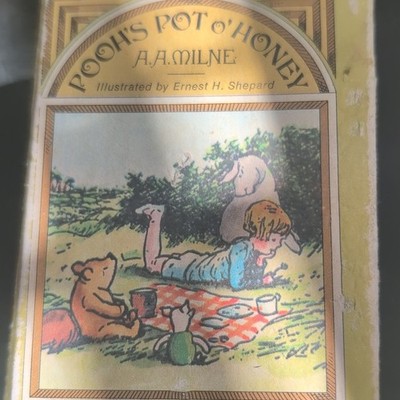 A.A. Milne Pooh's Pot o' Honey Illustrated Hardcover Dutton Winnie the Pooh