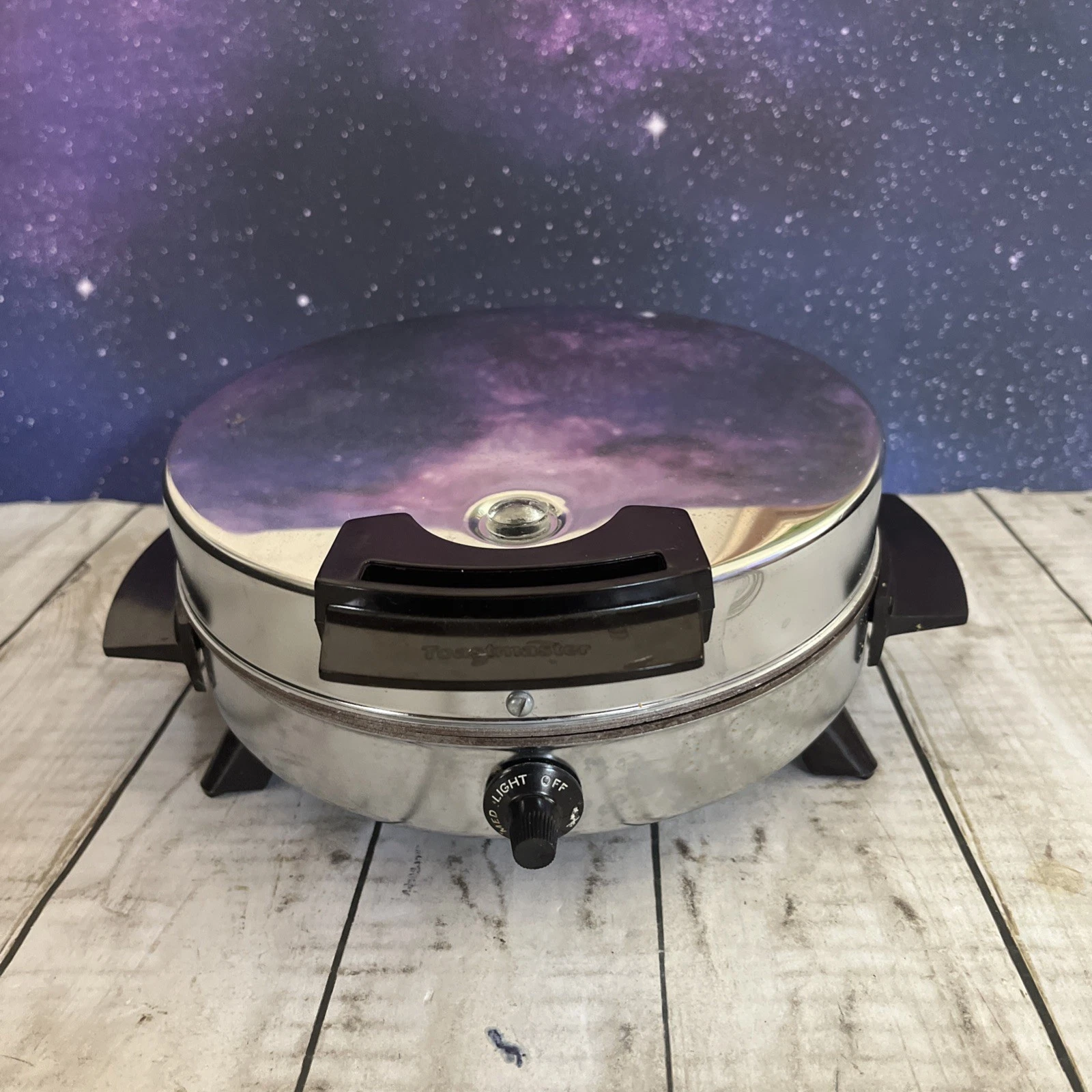 Vintage Toastmaster Waffle Iron Maker Baker Non Stick Chrome W252A Round 8 Works