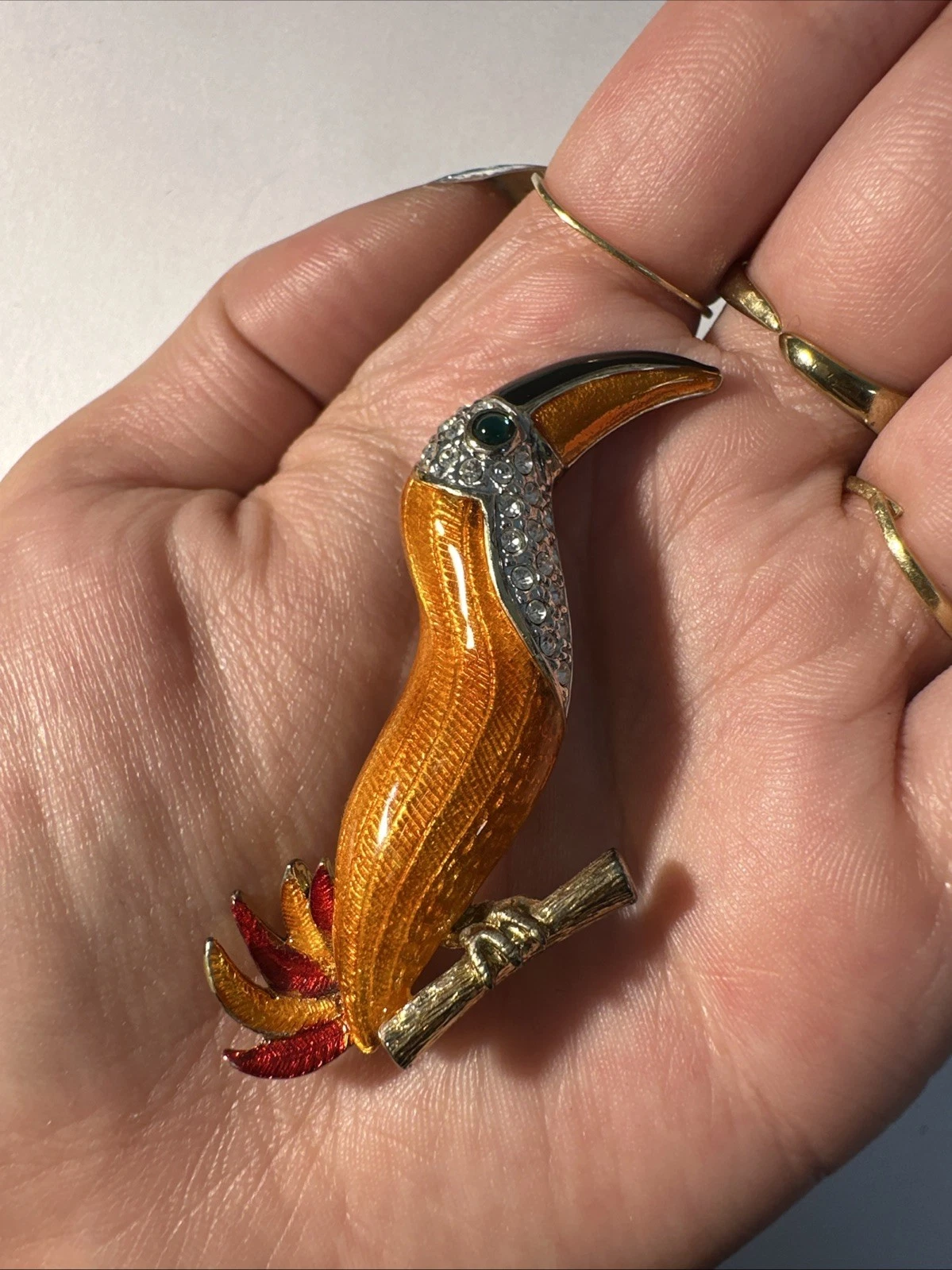 Broche Toucan Dorée Orange/ Rouge Nacrée Avec Strass Blanc Bijoux Fantaisie