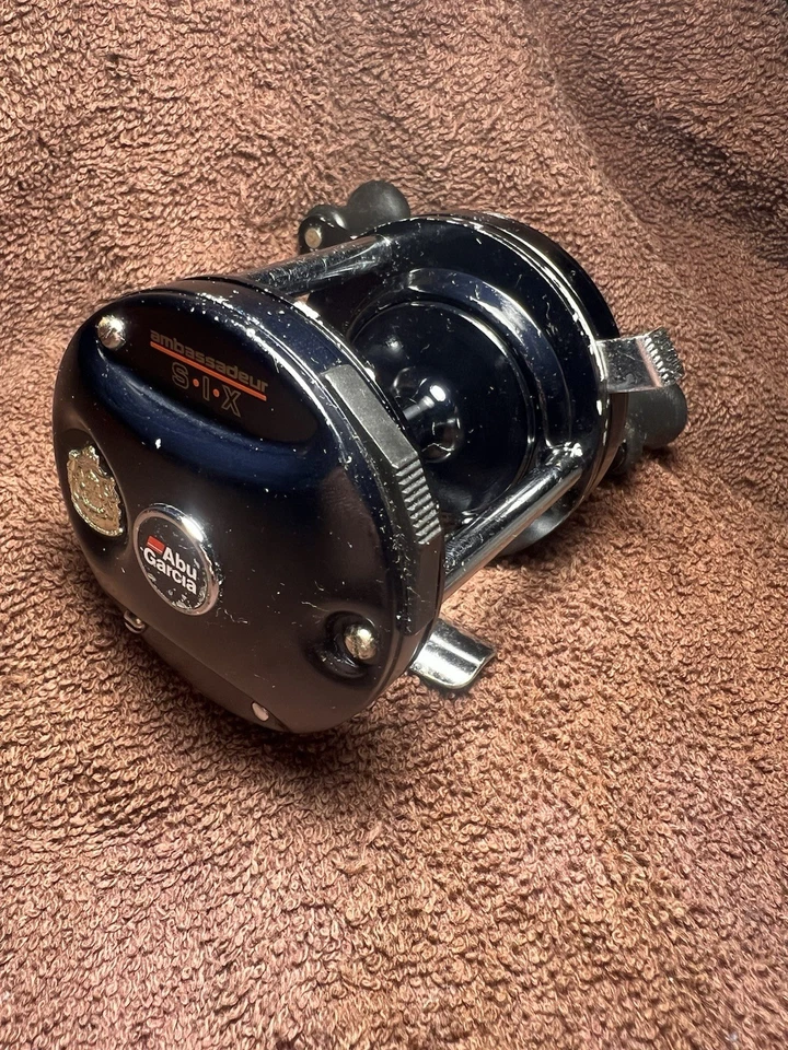 Raro Abu Garcia Ambassadeur SEIS Carrete Baitcaster MUESTRA Pie Estampado Coleccionable Foto 2 de 4