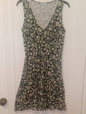 women med sleeveless dress green and ivory print 