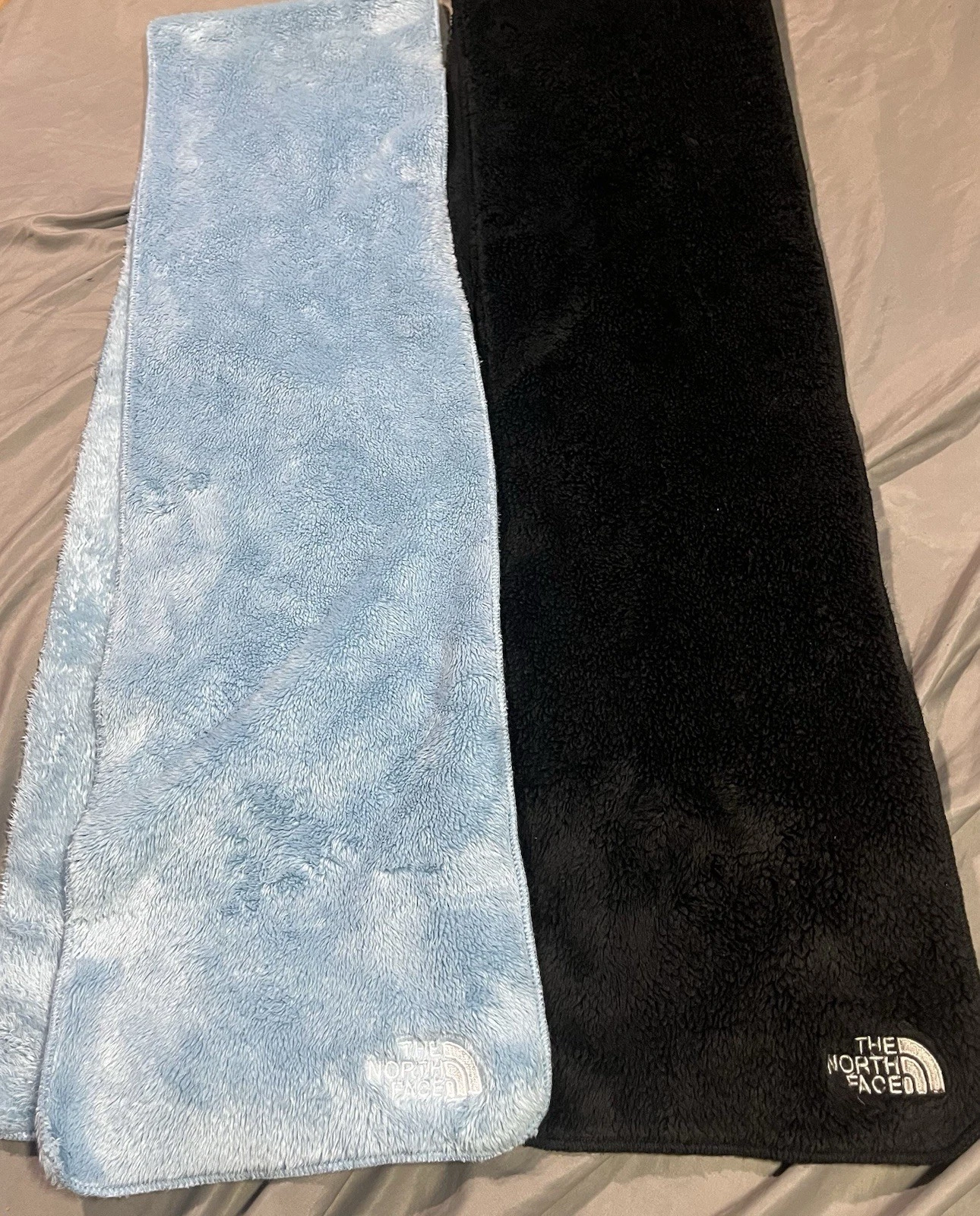 2 The North Face Osito Fleece Scarves -One Size- Black & Light Blue
Opens in a new window or tab