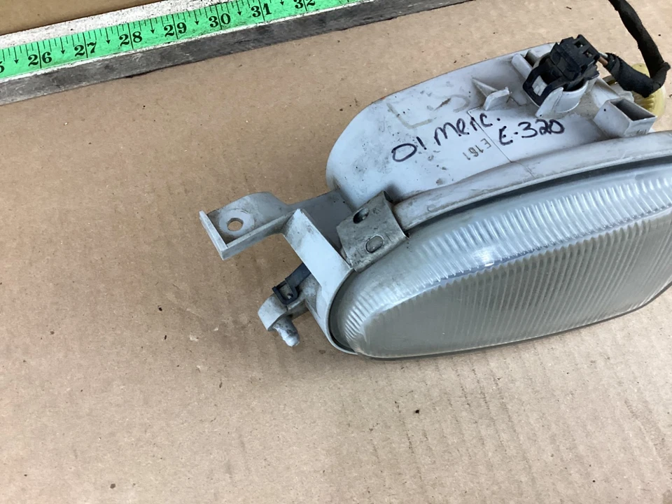 Оригинальный передний левый противотуманный фонарь для Mercedes Benz E320 1998–2004 годов выпуска - Изображение 3 из 4