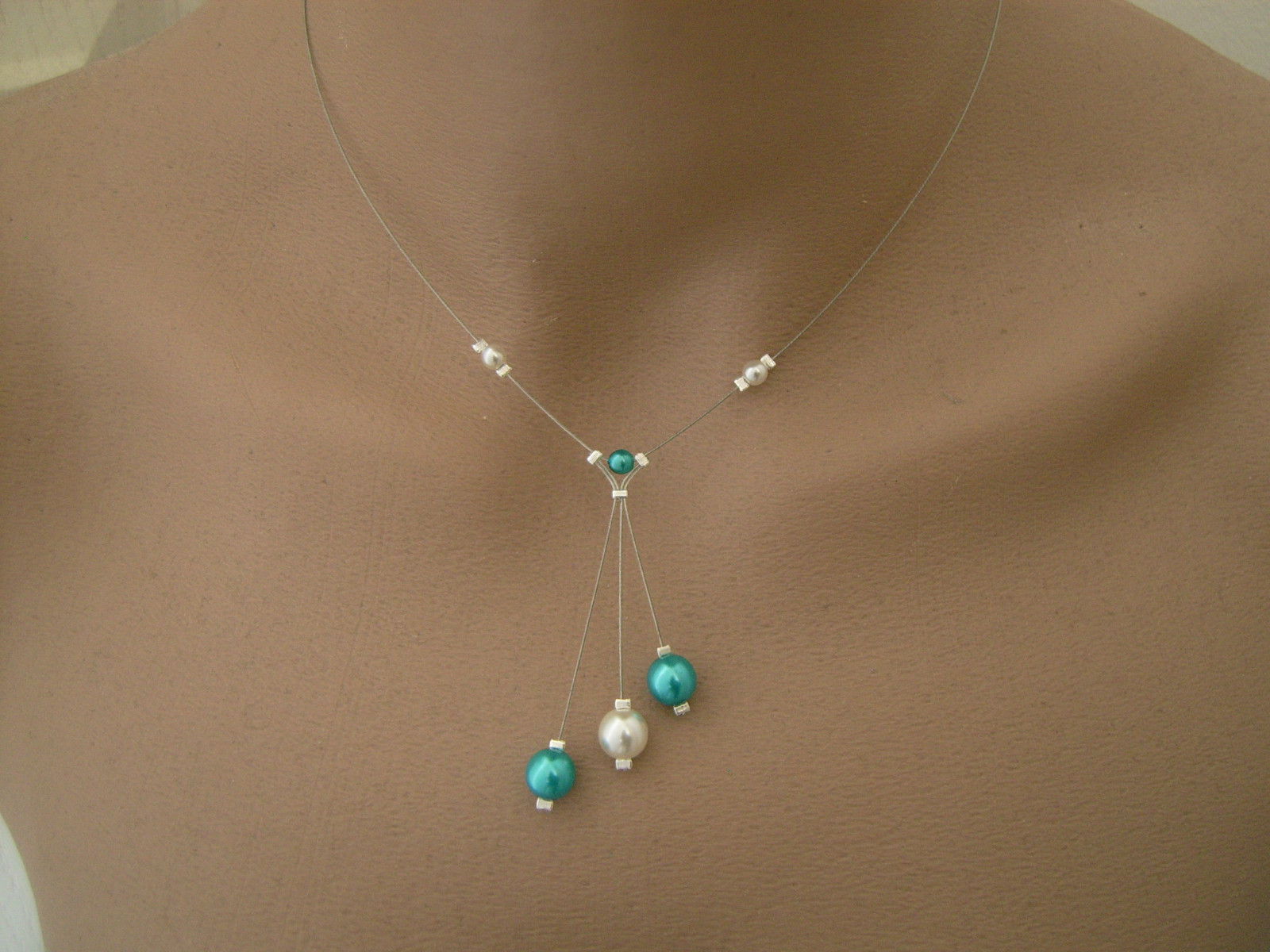 Collier bleu turquoise et écru pour robe de mariée de cérémonie